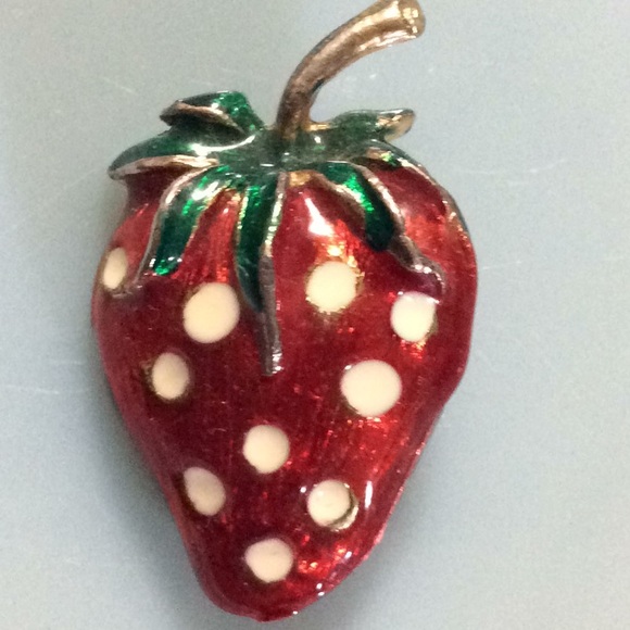 ? Jewelry - Vintage Strawberry 🍓 brooch